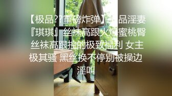 这部完结瞧这扭着屁股骚屄母狗最后还勾引人就欠找几个公狗直接原地轮奸当场受精这已经完全没个人妻样了骚妻淫妻骚屄母狗