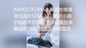 《极品CP??重磅泄密》厕拍达人景区女公厕全景偸拍后续3??各种高质量小姐姐方便??半蹲式尿尿人美就连擦逼的动作都好看