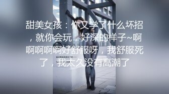 妻子被两个男人前插后操，绿帽在一旁舔老婆的脚，看着两个陌生的男人操自己的老婆