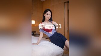 政府上班的眼镜妹女友，中午下班回来坐在大厅深喉口爆，直接把精子吞了