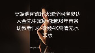 商场女厕全景偷拍牛仔裤,美女的极品微毛小粉鲍