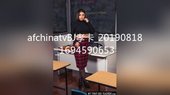 染红发时尚大眼小胖妞居家撩骚，双指努力掰开肥鲍，肉肉的