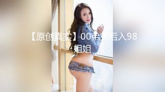 时尚运动小姐姐户外锻炼做俯卧撑白色内内清晰可见引诱男友拔出鸡巴深喉跑道上就开始啪啪