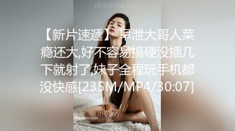 商场女厕偷拍披肩发美女 尿尿时用双手把逼掰开 尿完不擦逼