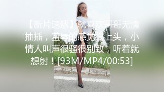 短裙小妹假鸡巴吸门上自插