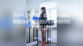 两个极品年轻小妹的4P生活，小嘴塞不下的大鸡巴深喉口交，情趣黑丝内衣诱惑，无毛白虎逼