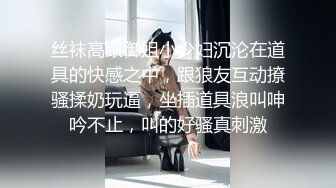 比岛国动作爱情片还精彩，身材很劲爆皮肤白皙的小美女，伺候两位大爷