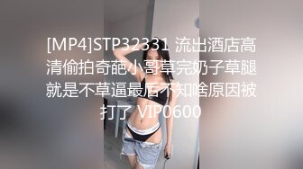 屌丝小刘经常中午趁着大家吃饭时间❤️偷偷溜进单位女厕偷窥暗恋已久的高冷女同事尿尿