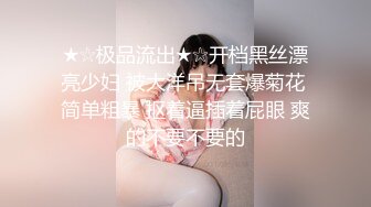 摄像头藏在换洗的衣服口袋里,衣服放在浴室洗衣机上,极限近距离偷拍合租妹洗澡